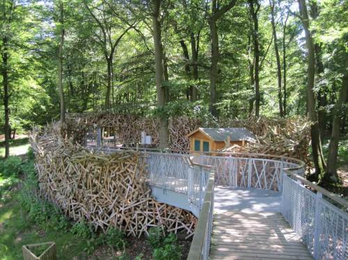 Zurück geht`s durch den holzverhauenen Aus-/Eingang.