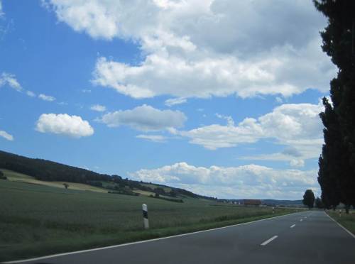 Unter hohem Himmel fahren wir durch das Edertal Richtung KS-Wilhelmshöhe - Danke nochmal für die prima Fahrt, Doris!