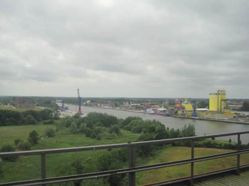 So ein Bisschen heller wirkte es unter dicken Wolken bei der Überquerung des Nordostseekanals - vielleicht den bunten Gebäuden geschuldet.