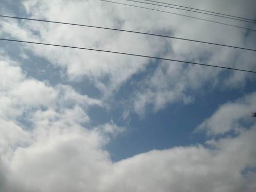 Und siehe da, zwischen Rendsburg und Schleswig reisst der Himmel auf - nicht, um seine Schleusen zu öffnen, sondern um Himmelblau sichtbar zu machen.