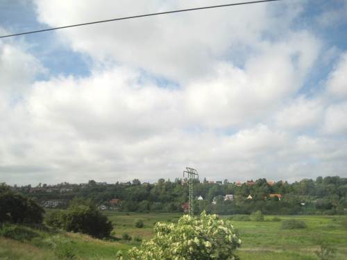 Die Fahrt folgt dem Tal der Kolding Au, malerisch gesäumt von hohen Moränensäumen.