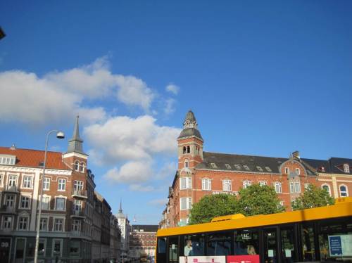 Angekommen! Der Blick über den Bahnhofsvorplatz zeigt typische Teile des alten Aalborg.