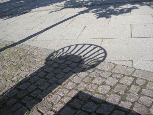 Licht und Schatten - Stadtkunst. - Der mittlere Schatten stammt von einem Papierkorb.