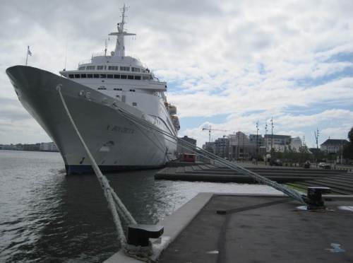 Ein Kreuzfahrer - es können ja nicht alle gleichzeitig im Hamburger Hafen sein.