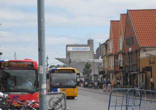 Der Kreuzfahrer beeinflusst auch das innere Stadtbild - jedenfalls den Ausblick.