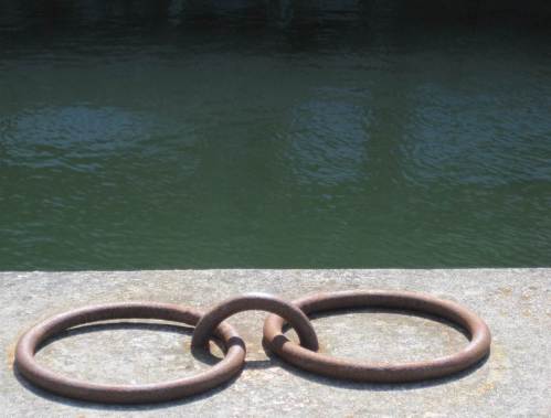 Stilles Kanalwasser hinter Ringen querab zum Limfjord.