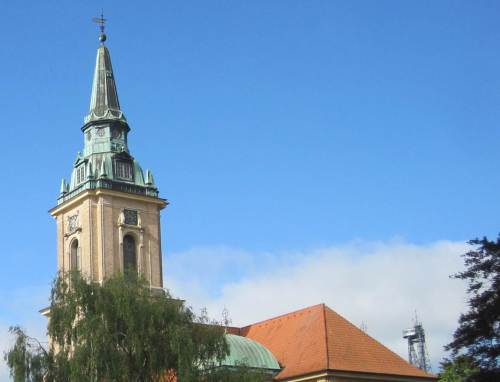 Kirche mit komischem Turmanhang - ich sehe mal nach.