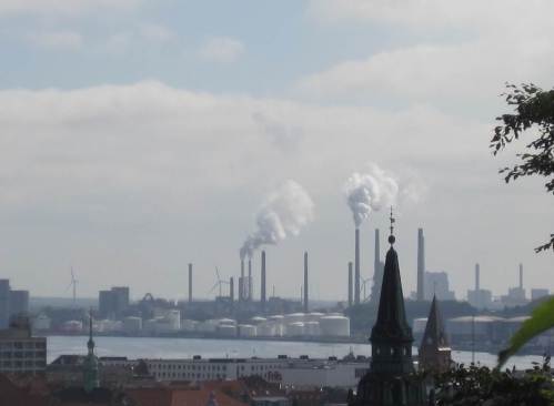 Oben angekommen habe ich einen prima Überblick über die Stadt, hier mit Industrie-Kulisse. - Noch besser wäre der Ausblick, wenn der Aalborg-Turm schon geöffnet hätte ... Der steht nämlich genau neben mir.