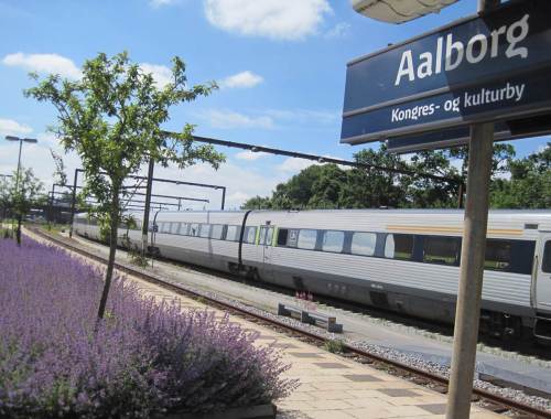 Zeit zur Abfahrt, der Zug steht bereit.