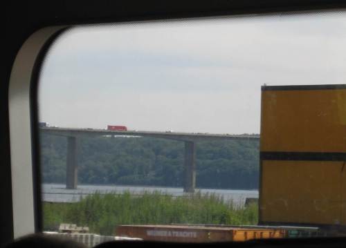 Die Vejlefjord-Brücke, ganz schön voll - wie gut, dass ich im Zug sitze. - Mal sehen, wann es mal wieder nach DK geht.