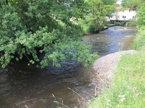 Hier liegt ein ganzer Lkw Kies, frisch geschüttet im Bach, Blick seeveaufwärts.