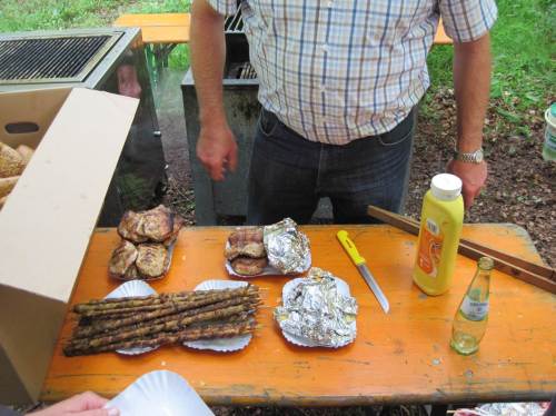 Grill-Köstlichkeiten, guter Abschluss eines lehrreichen Vormittags.