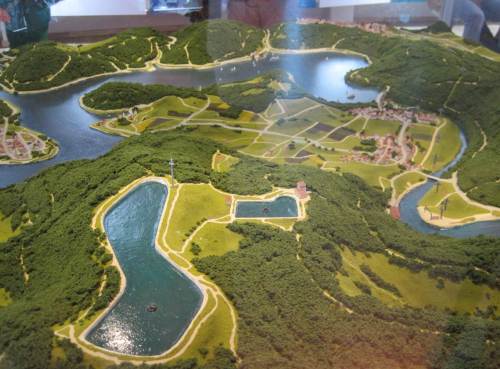 Also gehen wir erstmal ins Infozentrum und lassen uns über Wasserkraft im Allgemeinen und im Speziellen informieren. Hier das Modell der Speicherbecken auf der Bergspitze, dahinter der östliche Teil des Edersees.