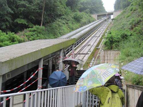Mit der Standseilbahn fahren wir auf den Peterskopf, zurück geht es dann über Straßen, Waldwege und Klettersteige.