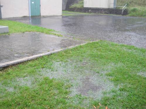 Und es regnet wie aus Eimern.