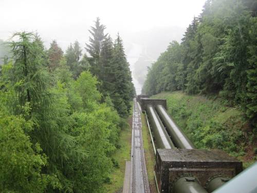 Uuups - Blick Seilbahn-abwärts, hier wollten wir nicht wieder hin - da haben wir uns wohl verlaufen. Also zurück.