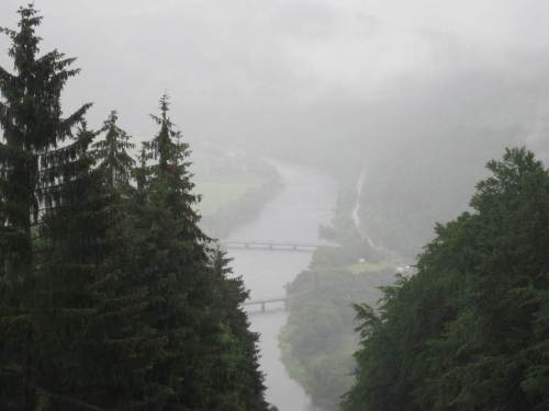 Tief fliegen die Wolken, Nebel hängt über dem Edertal, Affolderner See.