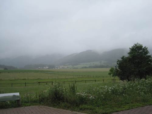 Draussen bleibt es, wie gehabt - auf den Höhen alles in Wolken.