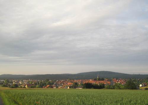 Blick auf das Abendsonne-beschienene Frankenau.