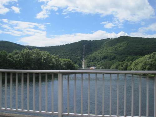 Blick von der Hemfurther Ederbrücke auf die dicken Rohre, durch die Massen von Wasser auf den Peterskopf und zurück ins Kraftwerk transportiert werden. - So hätten wir uns die Anfahrt vorgestellt, doch - es war alles ganz anders.
