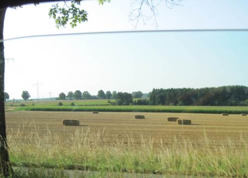 Das Wintergetreide wird geerntet, zum Teil Strohballen noch aufs Abholen, mancherorts ist bereits gepflügt.