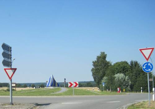 Weiter geht`s - vorbei an "Kunst am Kreisel".