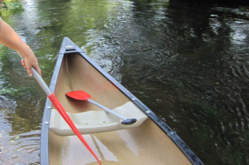 Die nun zum Teil ins Wasser profilierte Kiesbank ist gut geeignet, vollgeschlagene Boote zu leeren - geschafft. Die durch Begradigung überschnell fließende Seeve fordert vom ungeübten Paddler einiges. Mancher geht über Bord, manches Boot schlägt voll. (Die Paddler dankten begeistert dem Kies und seinem Profilierer.)