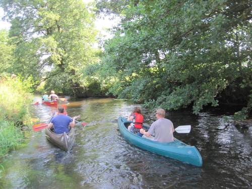 Die Tour kann weiter gehen. - Man sieht, wie tief die Paddler unter der Böschungsoberkante verschwinden - hier ist kein Entkommen! Nicht nur aus Restaurierungsgründen ist hier dringend Verbesserung im Gewässer gefordert.