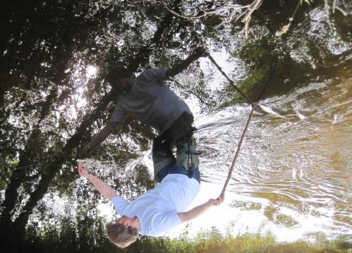 Bevor der Ernst des Tages uns erwischt, noch schnell eine kleine Ballett-Einlage, neue Strömungsmuster beleben den Bach.