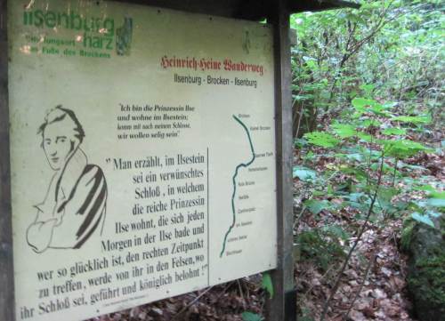 Der alte Heine ist natürlich auch da - mancher bleibt stehen, mancher geht gleich vorbei.