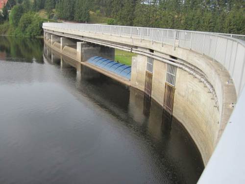 Wir querten die Staumauer der Überleitungssperre, Kalte Bode. Sie "füttert" die Rappbodetalsperre nach.