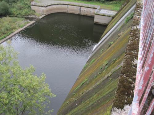 bunte Sperrmauer Rappbodevorsperre, winziger NNW-Abfluss