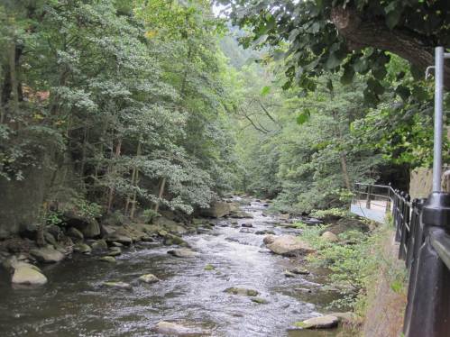 Weg passt sich dem Gelände an, hier kaum Platz am Fels