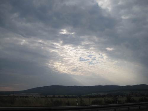 von Norden gesehen strahlt die Sonne Regen