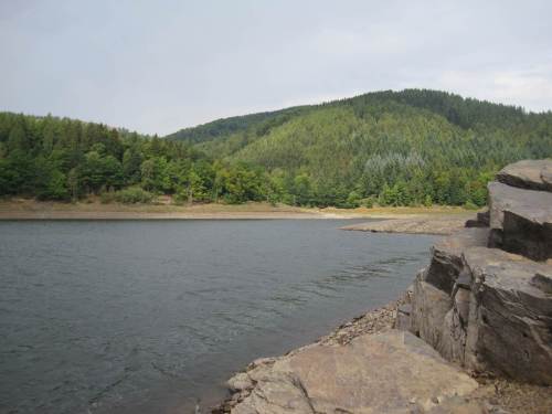 vielfältige Landschaft zwischen Fels und Wald