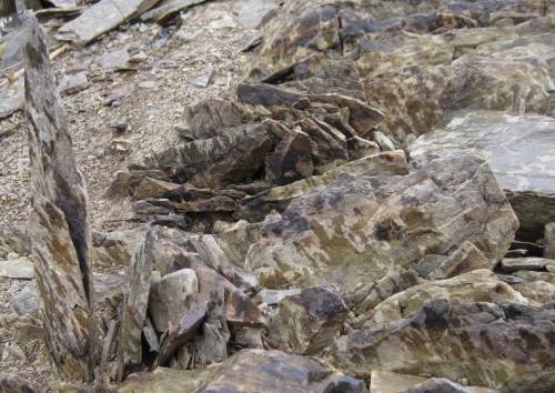 messerscharfe Steinkanten, senkrecht stehend