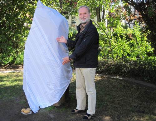 3 dicke Kartoffeln und ein dickes Ding unter einem Tuch verborgen. Wir wundern uns.