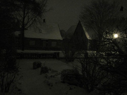 In der Nacht - es schneit, offenbar mehr, als eigentlich angesagt.