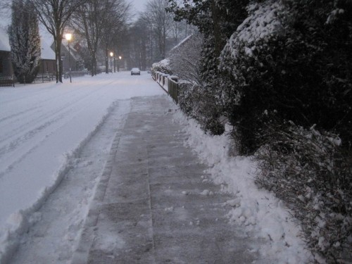 Schnell ran - anscheinend will noch keiner sonst raus. Wie gut, dass ich fertig bin, es regnet drauf. Gleich wiegt der Schnee doppelt so viel.