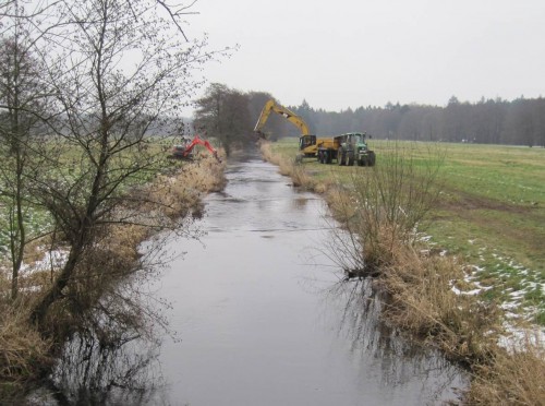 Der Fernblick auf die Baustrecke mit Maschinen-Ensemble zeigt bereits die durch geeigneten Einbau erzeugte Turbulenz.