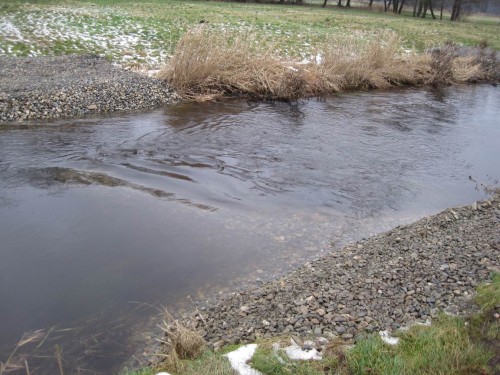 Und so sieht eine ordentliche Lenkbuhne aus. Uferschutz und daran schräg gegen die Strömung liegende Steinpackung. Auf der anderen Uferseite muss als Erosionsschutz ebenfalls eine Steinpackung liegen. - Das Strömungsbild gibt einen Eindruck über die gewonnene Strömungs- und Strukturvielfalt.