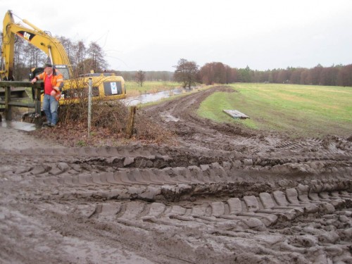 Matschi, matschi - nach all dem Regen sieht die Zufahrt jetzt so aus, wie wir sie am Montag schon erwartet hatten.