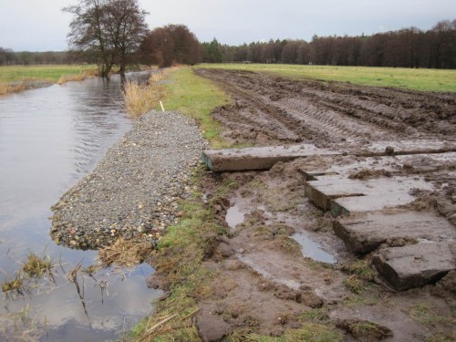 Tiefer liegende Punkte des Fahrweges und spezielle Einbaustellen wurden vorübergehend mit Bohlen gesichert.