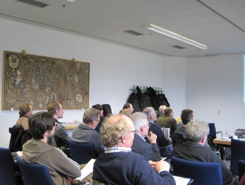 Schnell vom Dortmunder Hauptbahnhof zum Veranstaltungsort gesaust, wo die Zuhörer schon gebannt Neuem lauschen.