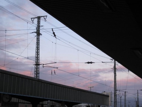 Gegen Abend ging des per Bahn zurück - blau-violetter Himmel in Dortmund.