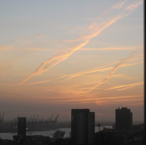 Der Tag klingt aus - Hamburger Hafenelbe schräg von oben ganz nach Westen - nach Sonnenuntergang.