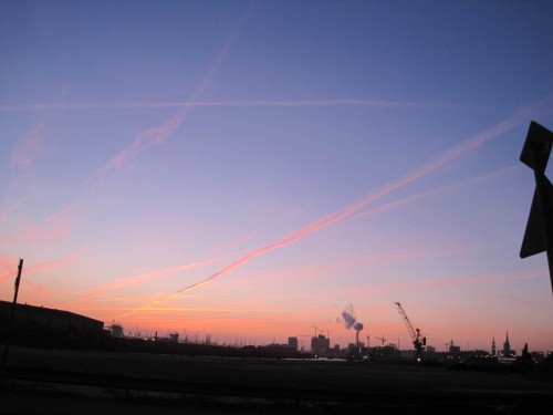 Hamburger Hafenhimmel - im Wegfahren aus Richtung Norderelbbrücke gen Westen - was für ein Abschluss.