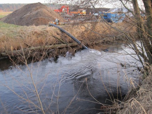 Die Einleitstelle - unter Wasser und nur ein Container am Ufer - entspricht bei der Begehung noch nicht den Anforderungen der Planfeststellung.