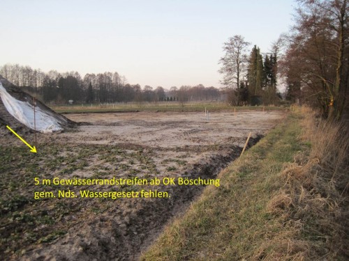 Nebenergebnis der Begehung: der gesetzlich vor Grünlandumbruch geschützte, 5 m breite Gewässerrandstreifen ist nicht vorhanden. Das ist zu korrigieren.