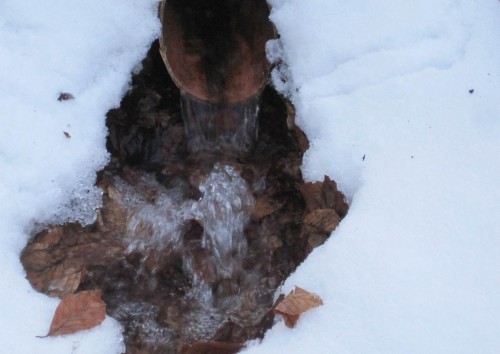 Grundwasser abpumpen aus Kellerschacht - ganz klar, auch winterwarm. Der Keller wird geschützt, der Bodenwasserhaushalt und Quellschüttungen anderswo gestört.